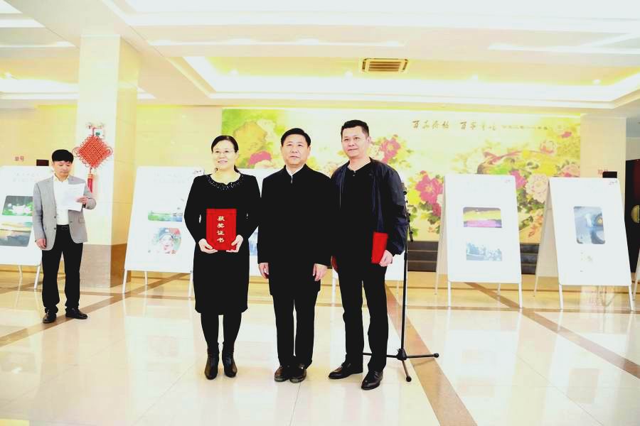 董事长为最佳组织奖颁奖（上传定稿2）.jpg
